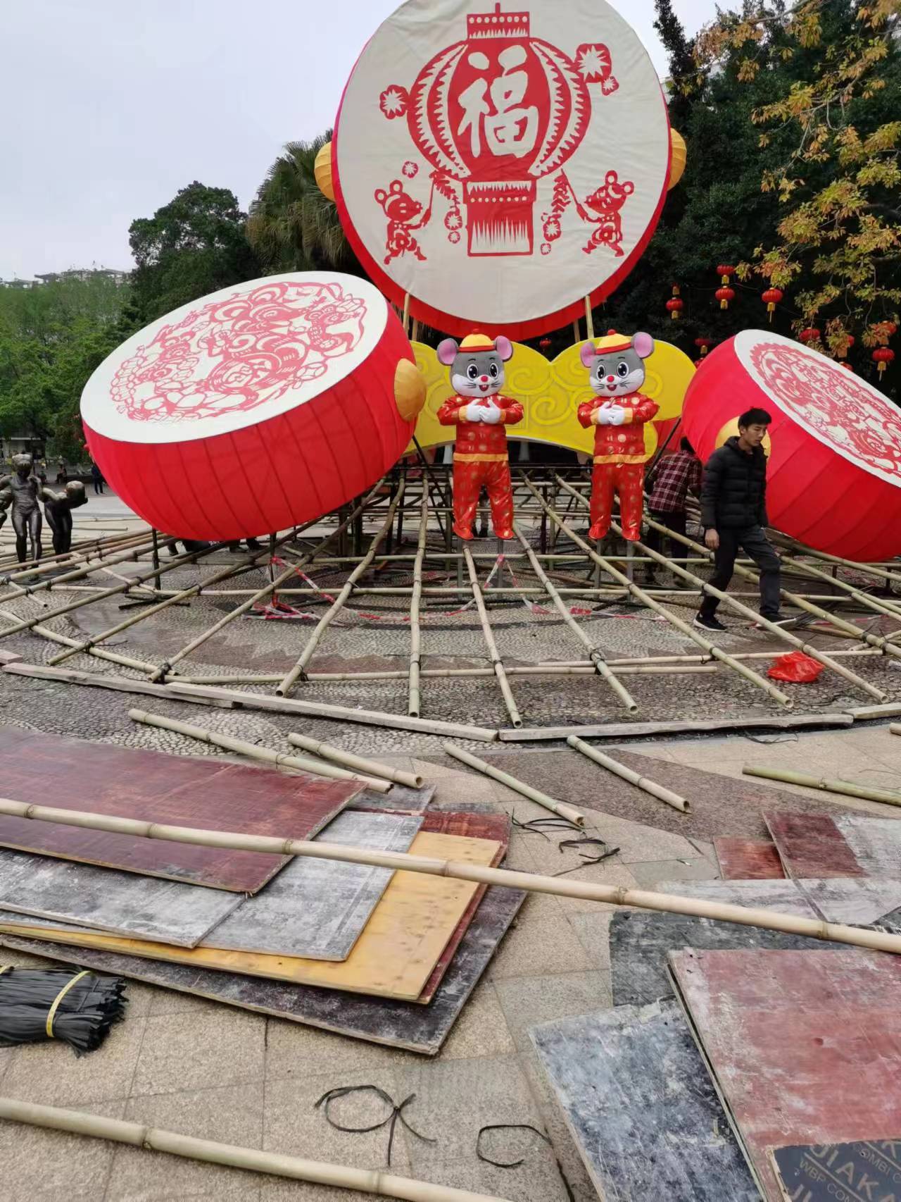 国庆市政广场钢结构造型案例展示